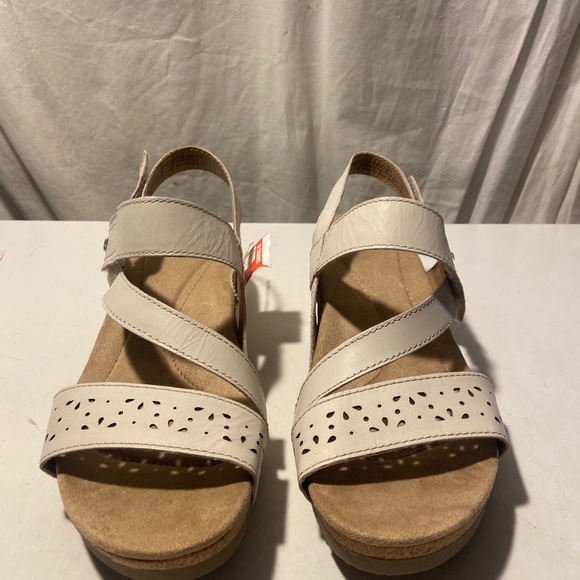 Earth origins cream cutout 1” wedge  sandals  various sizes all  NWT - Picture 2 of 6